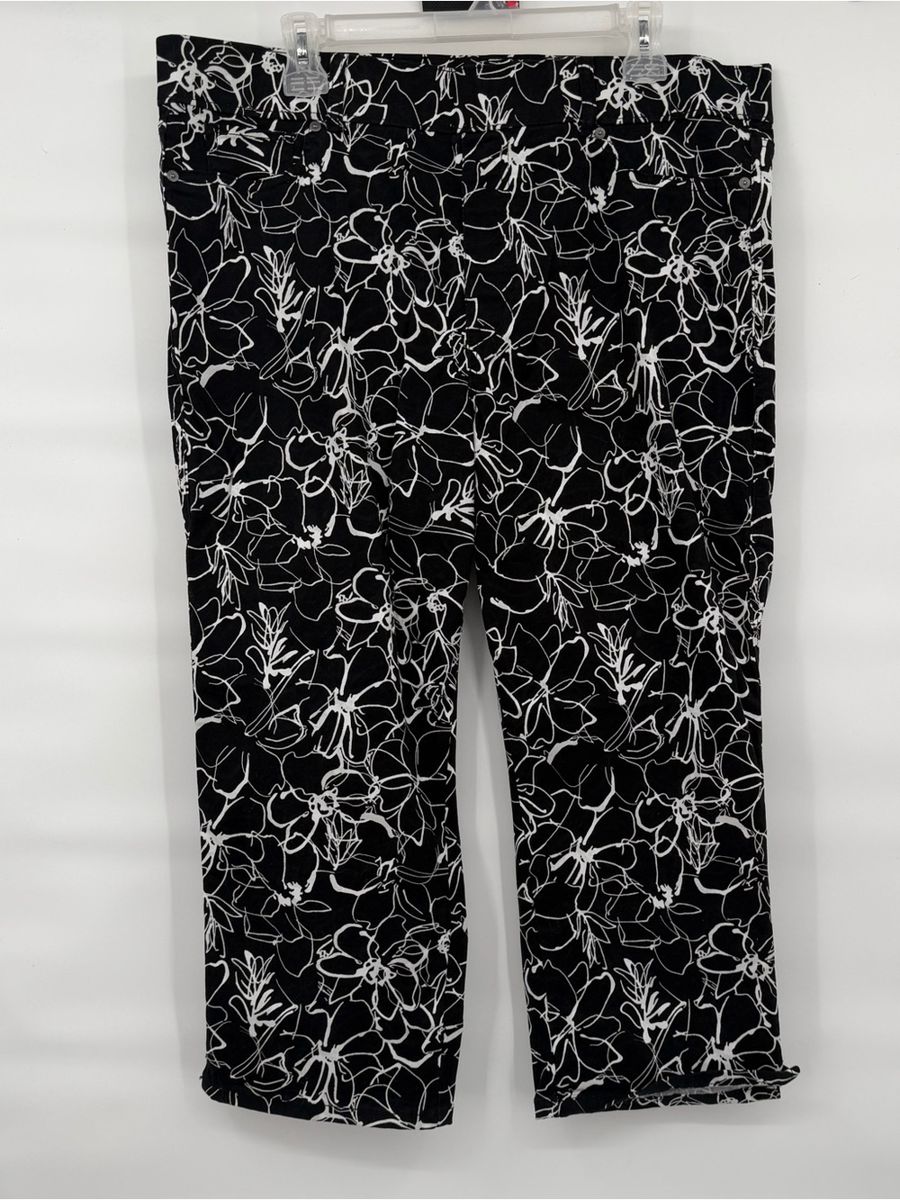 Gloria Vanderbilt high rise Capri black white floral shape effect